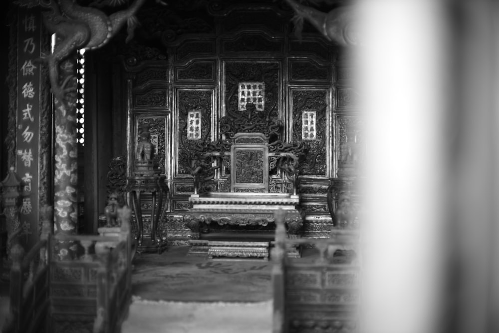 uma foto em preto e branco de um santuário