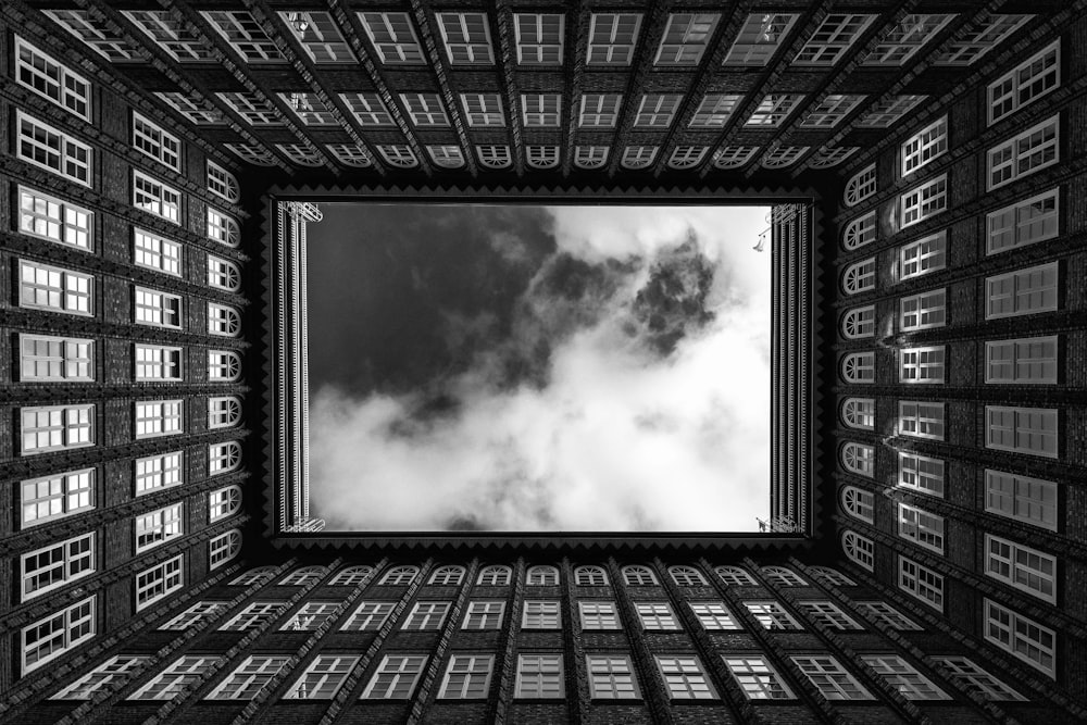 四角い窓の白黒写真