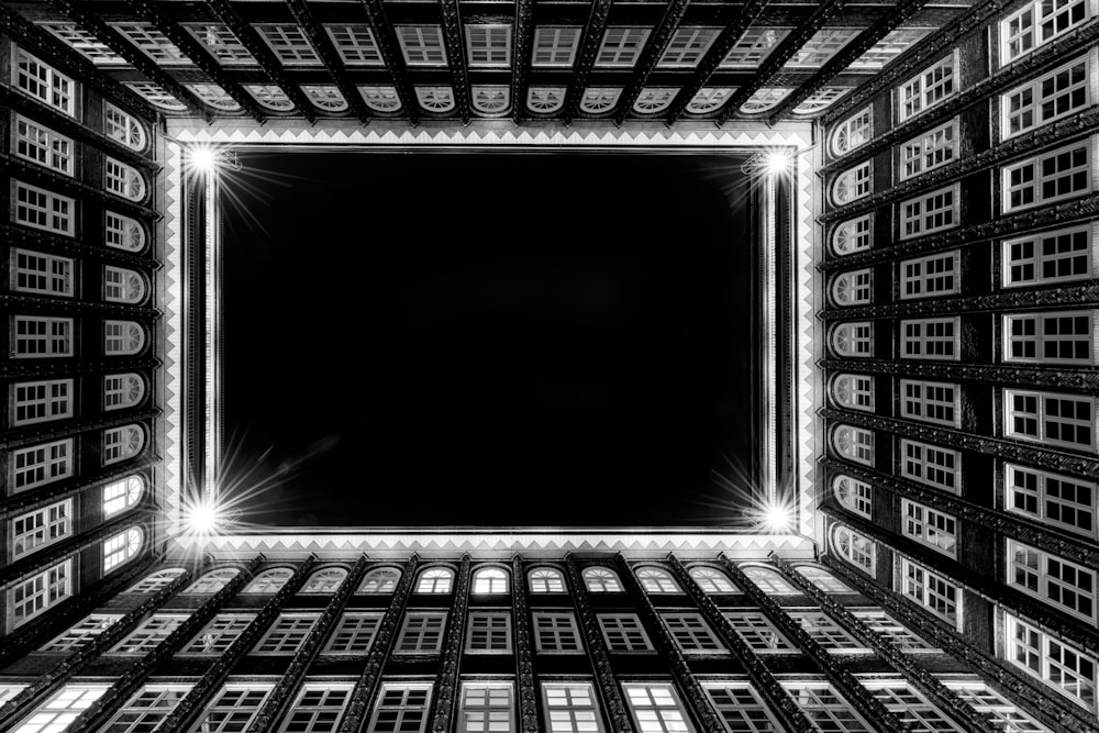 uma foto em preto e branco de uma janela quadrada