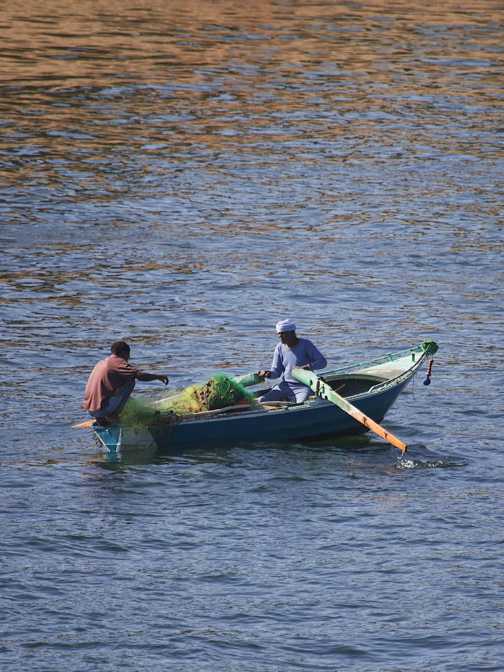 Dos personas en un bote en un cuerpo de agua
