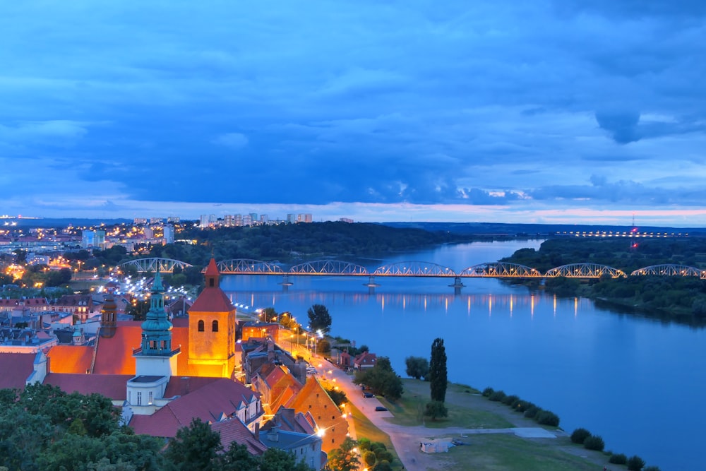 Una vista de una ciudad y un río por la noche