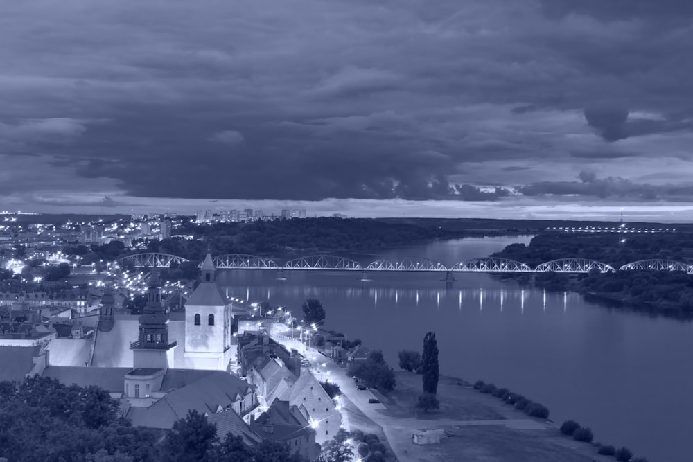 Una foto en blanco y negro de una ciudad por la noche