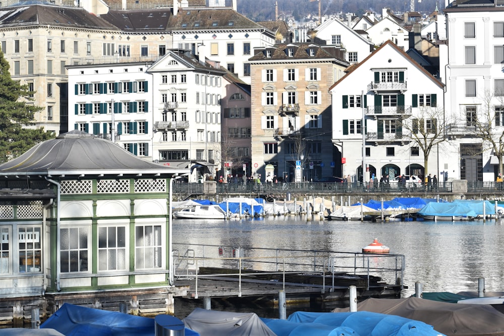 ein Haufen Regenschirme, die im Wasser sind