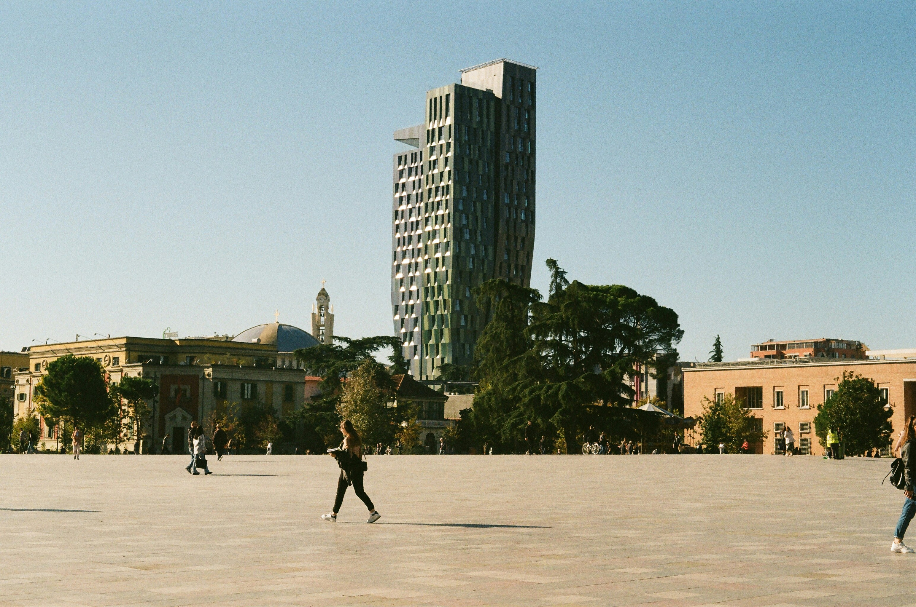 Blick auf die Skyline von Tirana mit dem Skanderbeg-Platz im Vordergrund