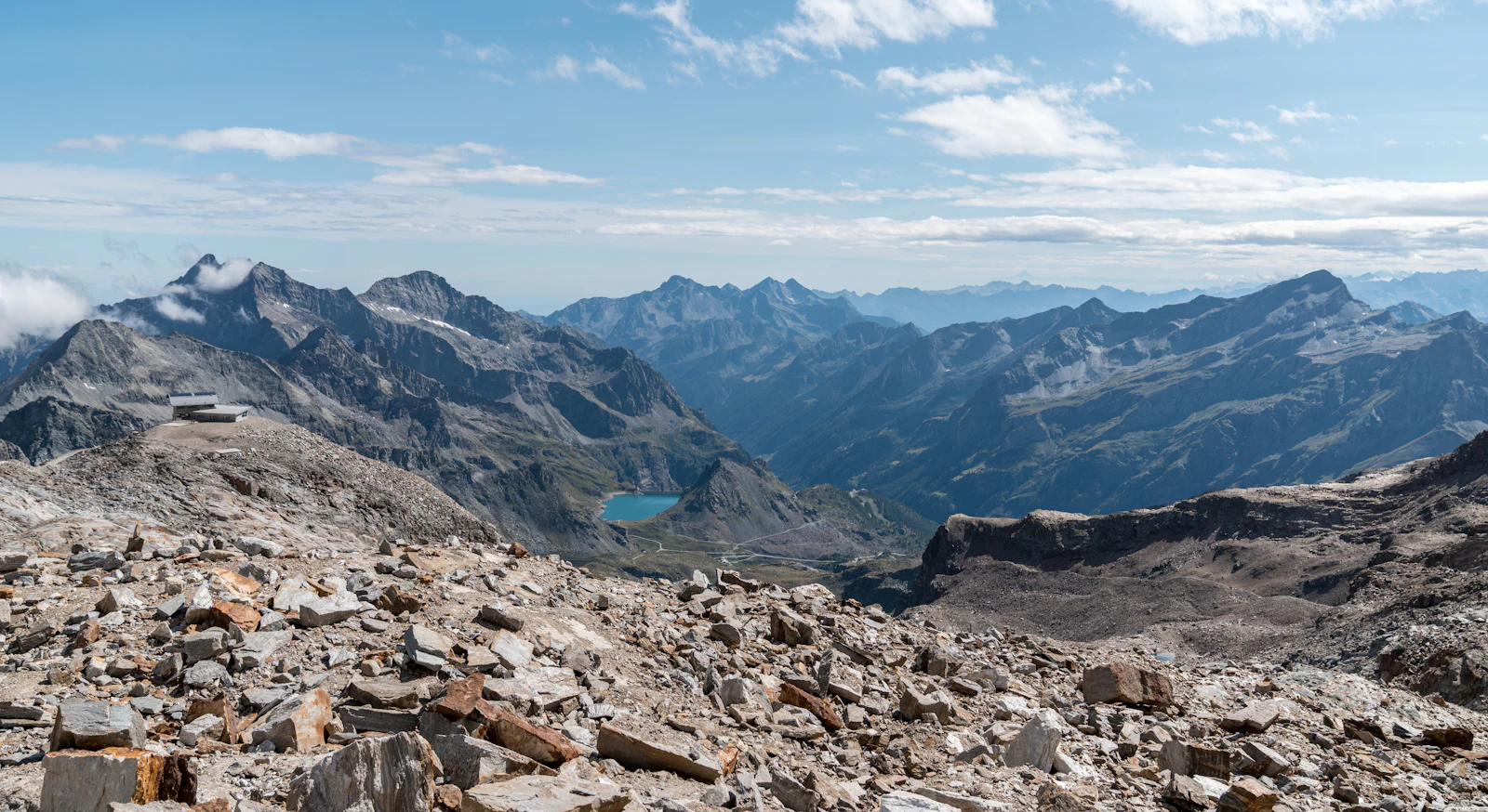 Panorama sur le massif du Mont Rose avec un lac d'altitude au loin