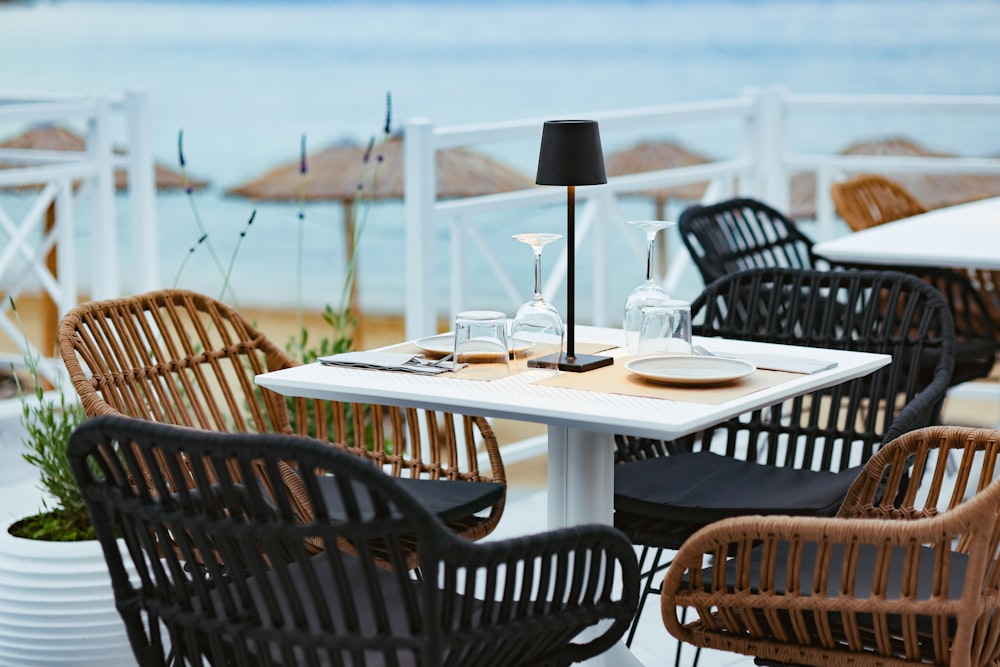 une table qui a des chaises autour d’elle