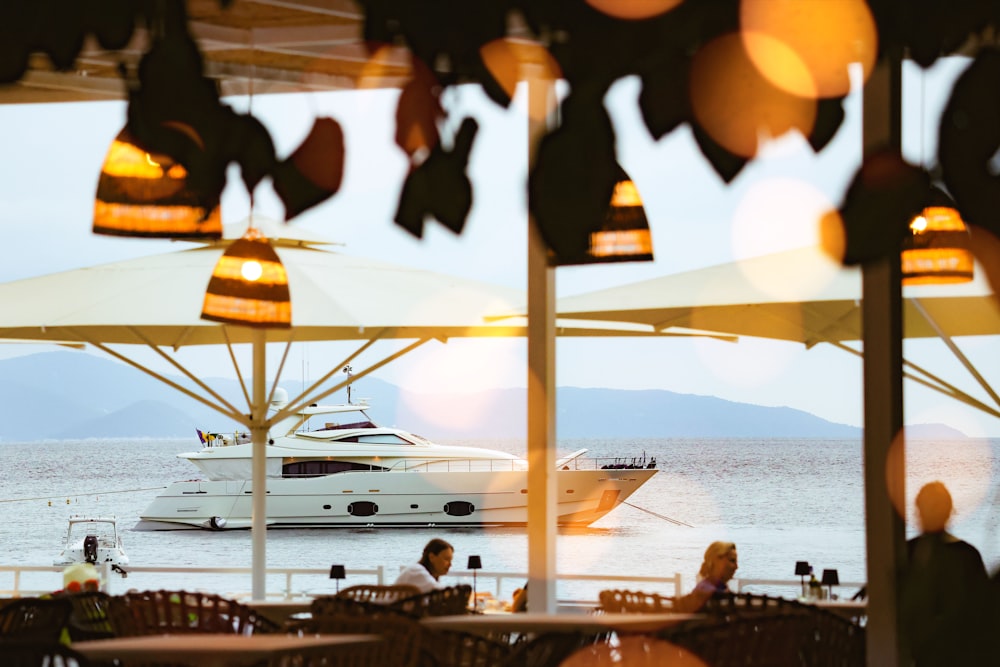 Un barco está en el agua cerca de un restaurante