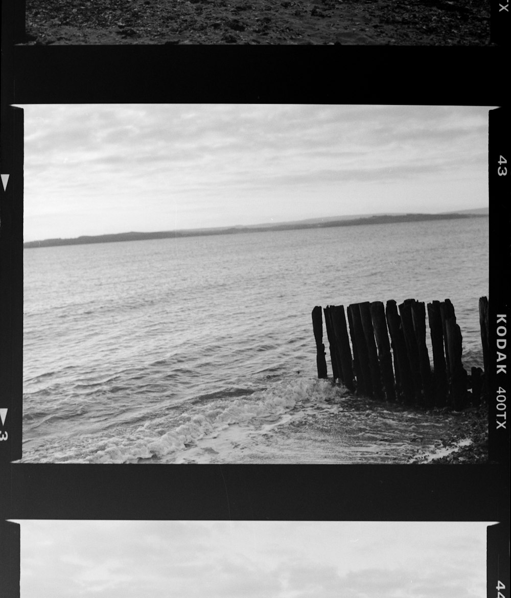 Une photo en noir et blanc de l’océan