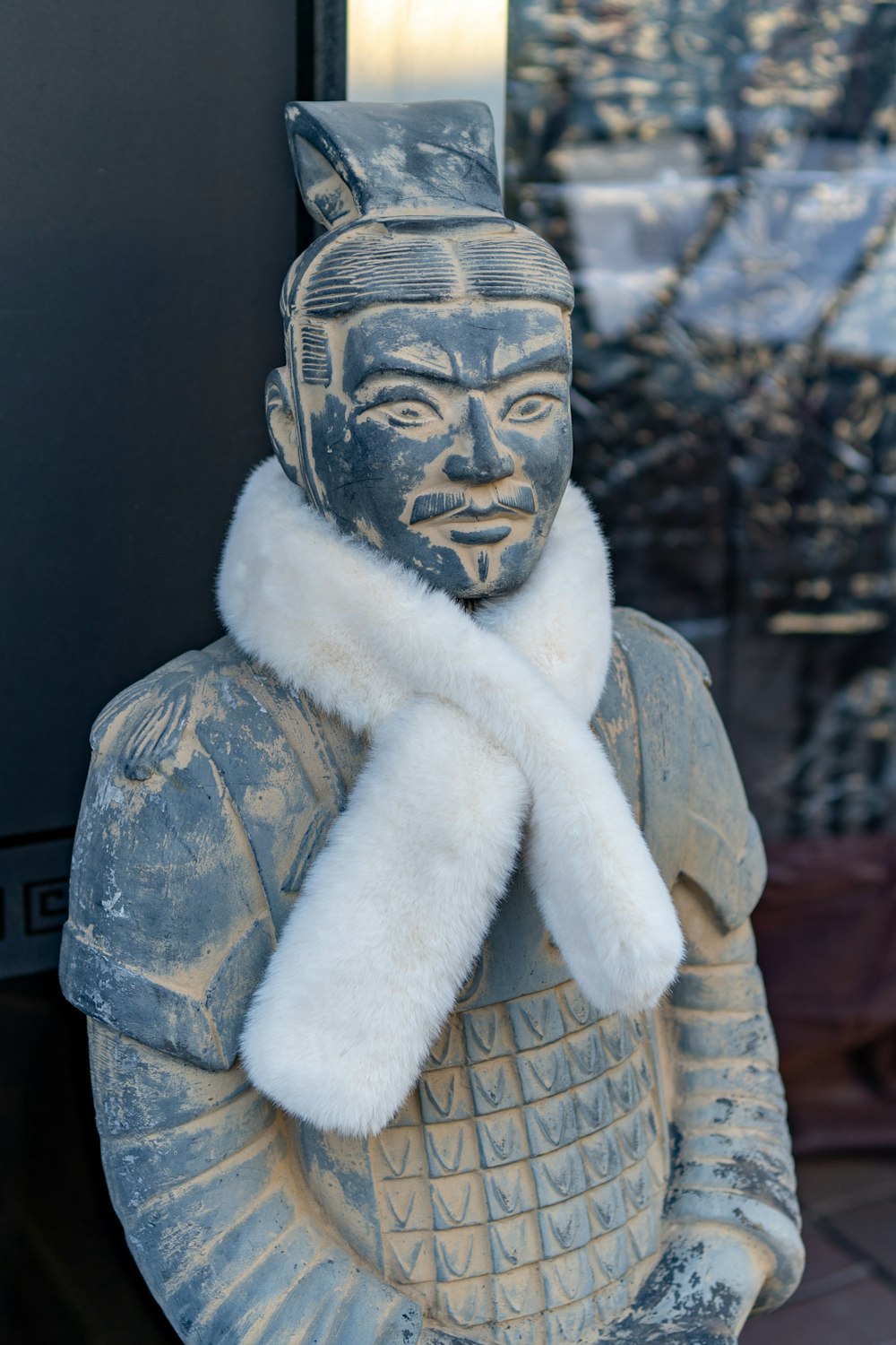 una estatua de un hombre con un collar de piel