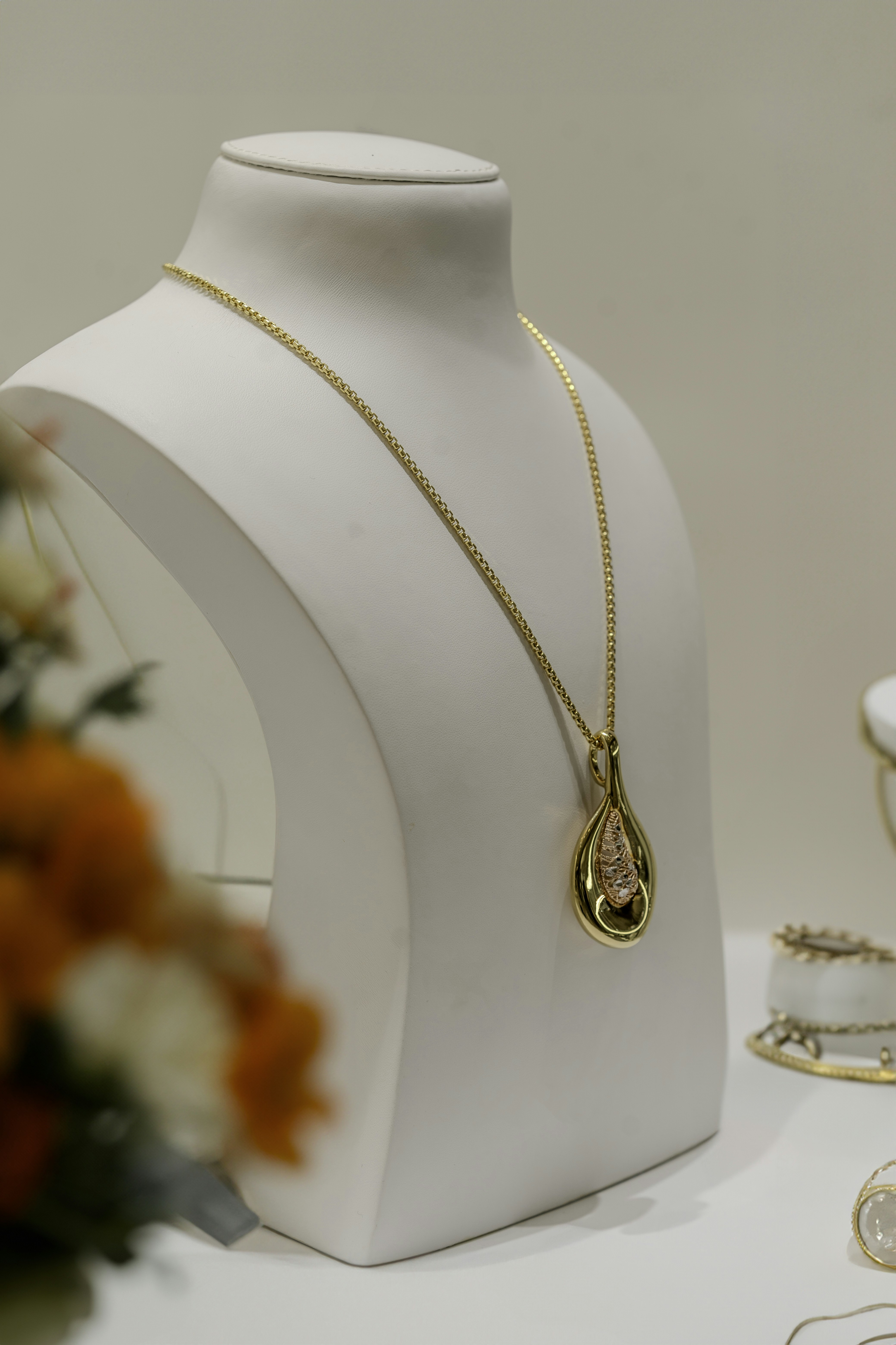 gray computer monitor