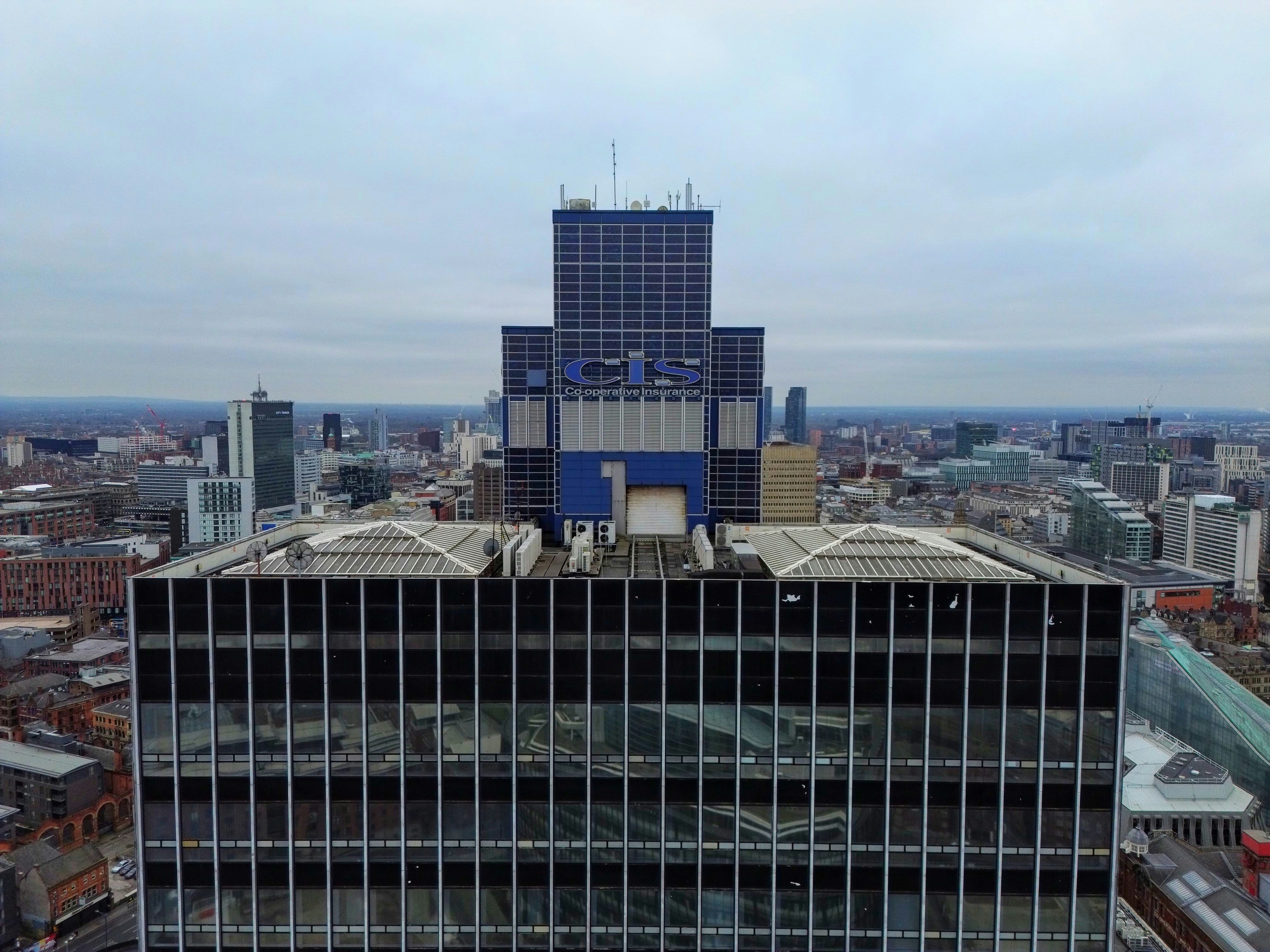 Una veduta aerea di un grande edificio con molte finestre