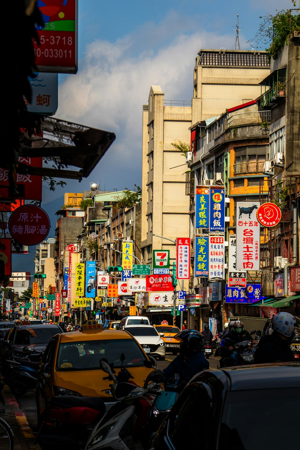 a busy city street filled with lots of traffic