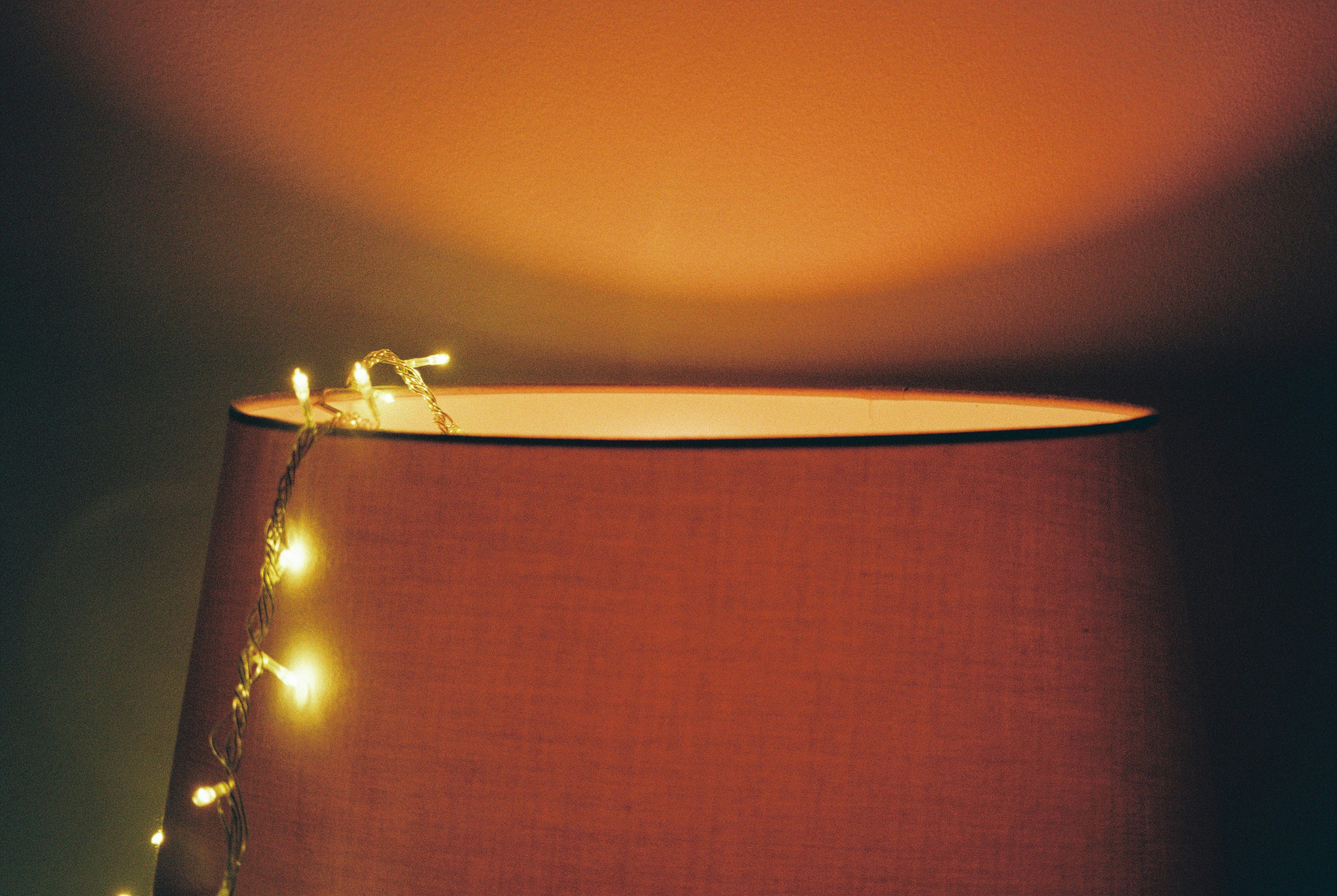 una lámpara que tiene algunas luces