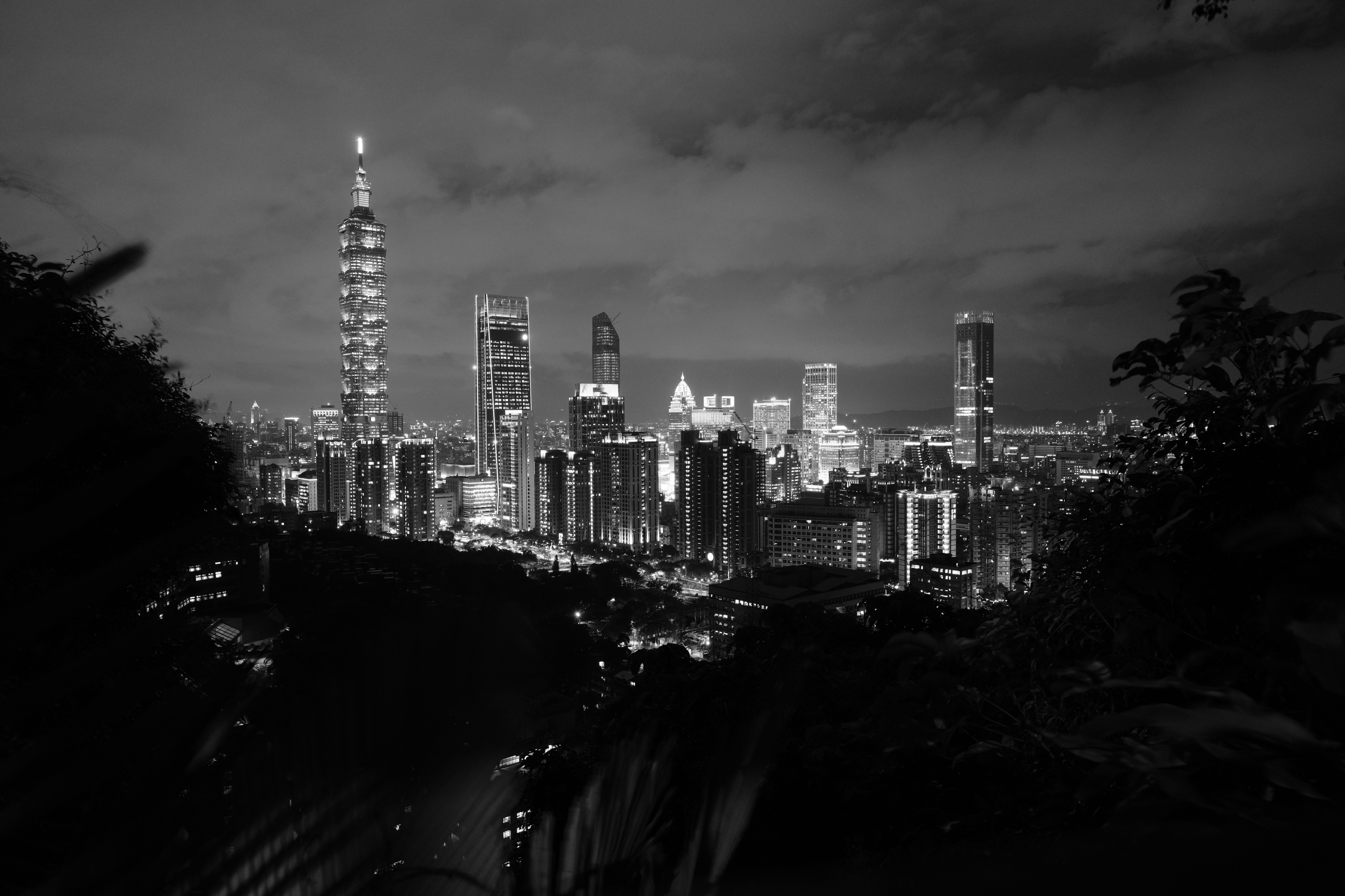 a black and white photo of a city at night, 
