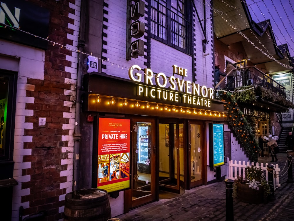 Un edificio con un'insegna che dice The Grosvendor Picture Theatre