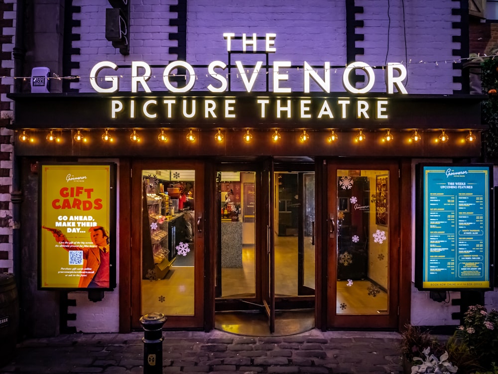 Un edificio con un'insegna che dice The Grosvenor Picture Theatre