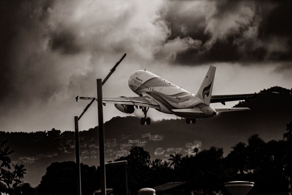Un avión despegando de la pista de un aeropuerto