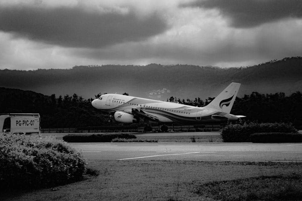 Un gran avión de pasajeros despegando de la pista de un aeropuerto