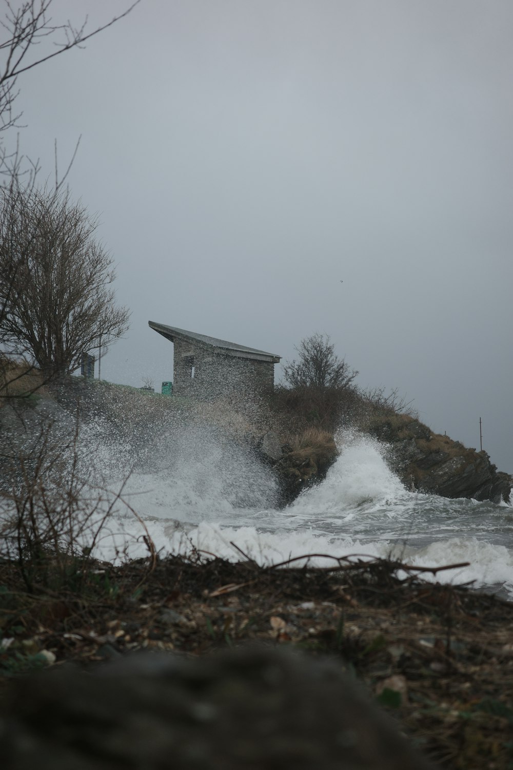 uma casa no topo de uma colina perto do oceano