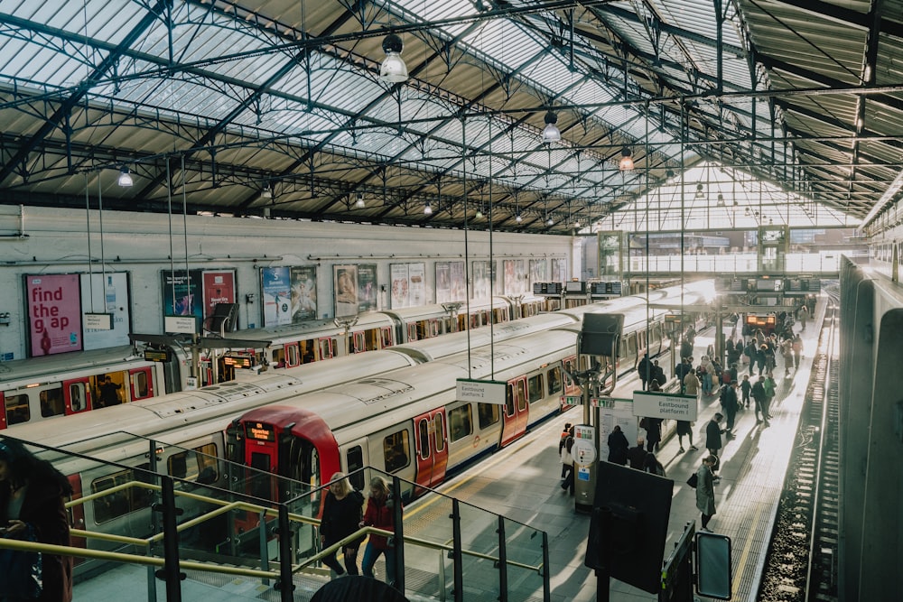 a train station filled with lots of people