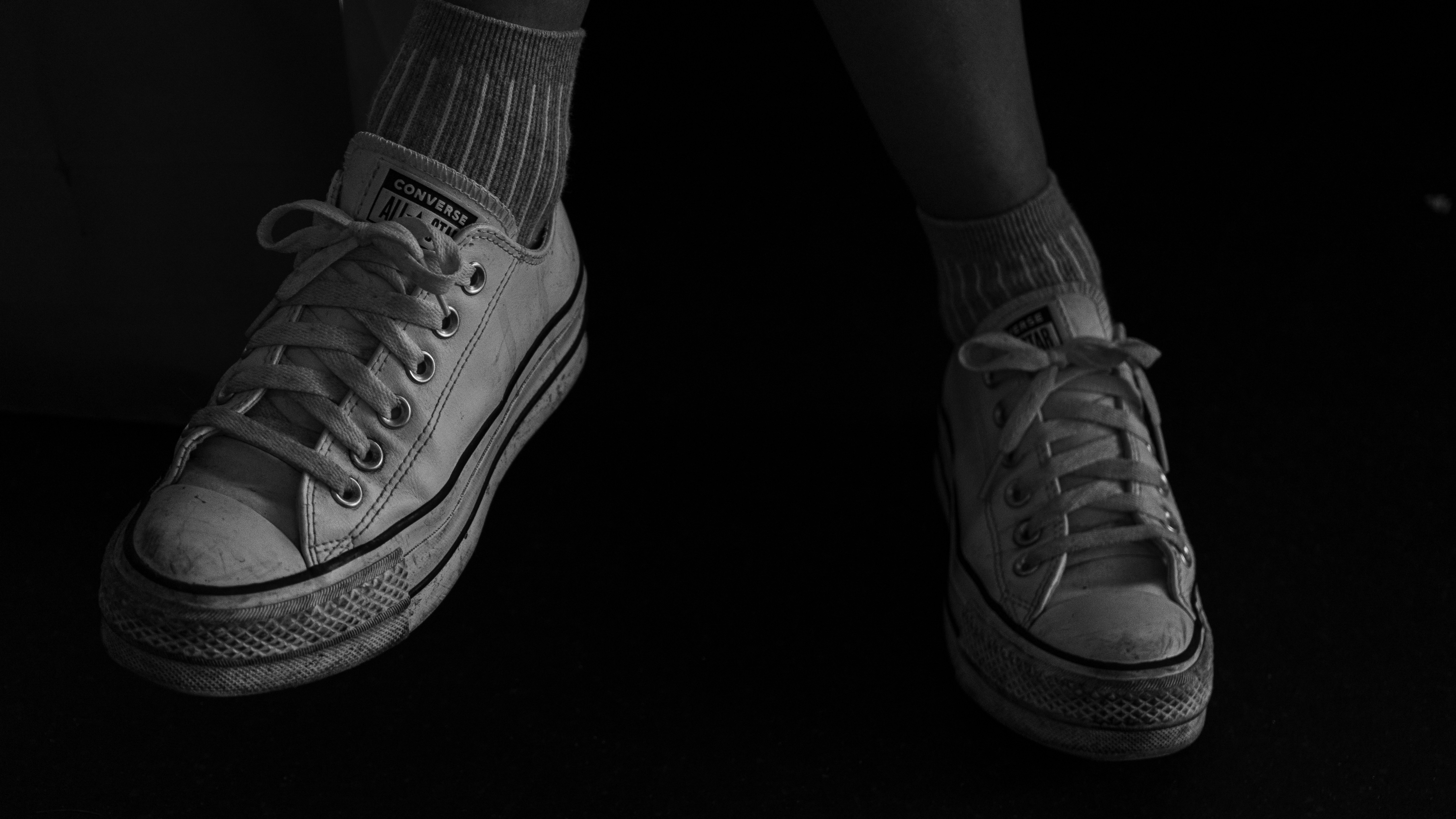 Ayakkabıdaki kötü kokuları gidermek için içine karbonat ve doğal koku giderici malzemeler yerleştirilmiş spor ayakkabı görseli.