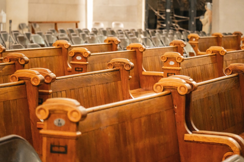 fileiras de assentos de madeira em um grande auditório