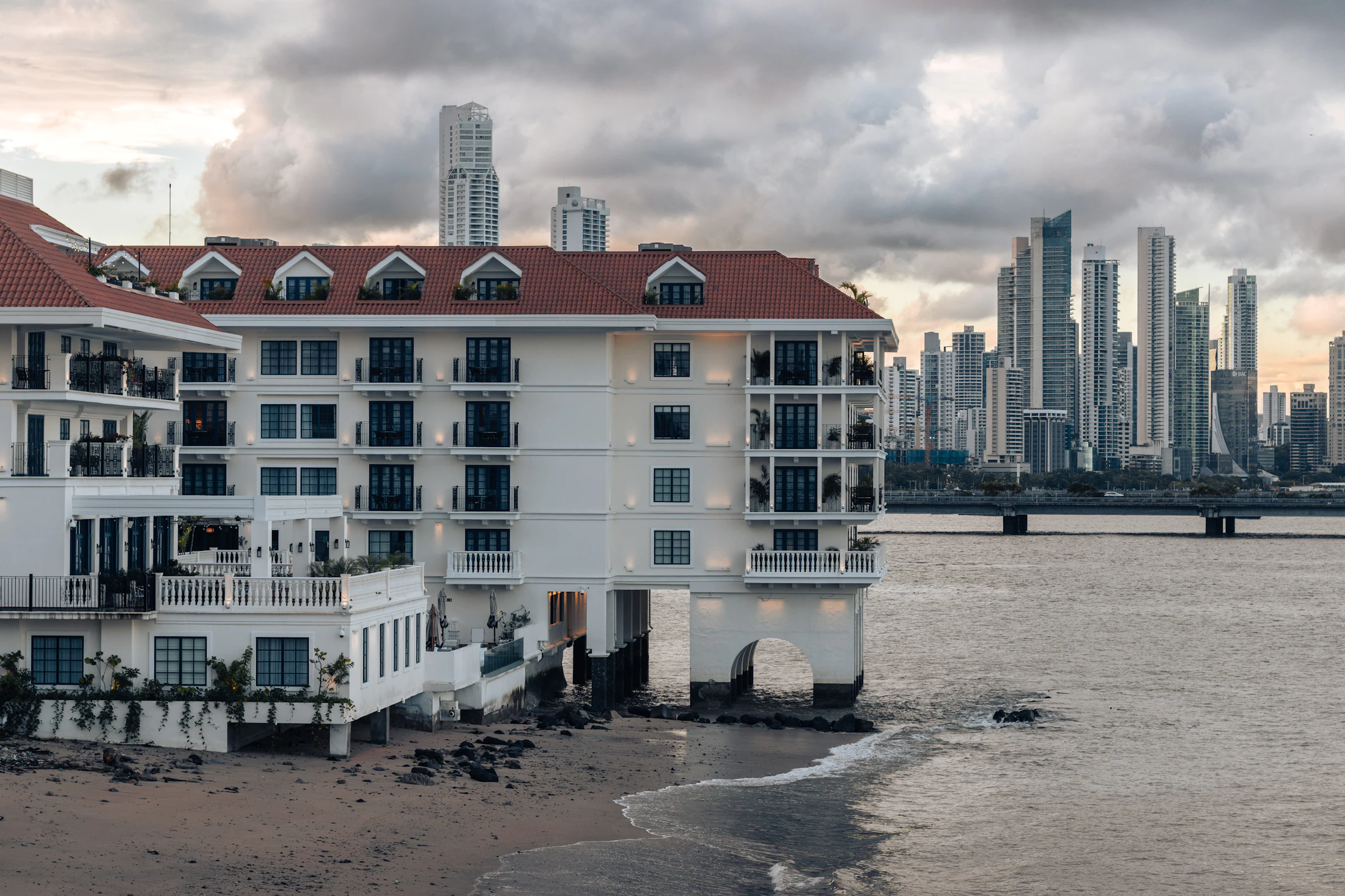 Casco Viejo de Panamá frente al mar, con los rascacielos de la ciudad al fondo