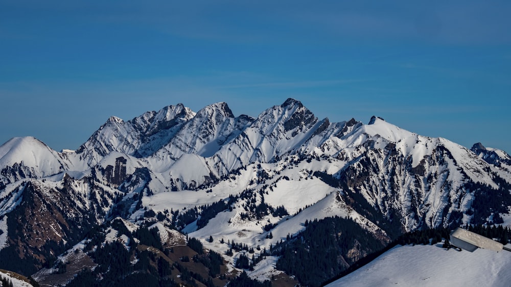 una catena montuosa coperta di neve sotto un cielo azzurro