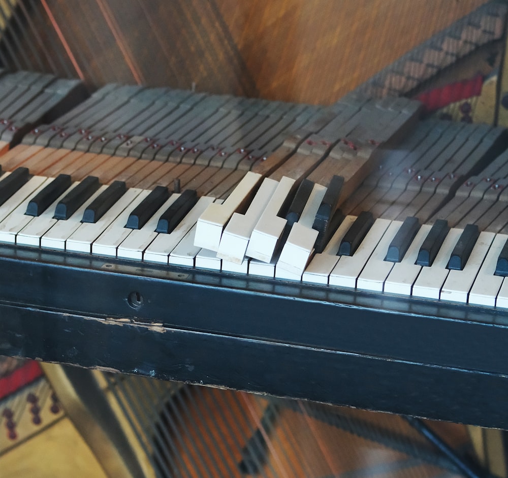 a close up of a piano with many keys