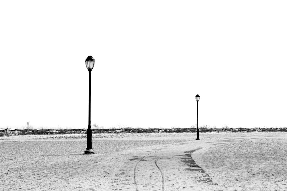 una foto in bianco e nero di un lampione