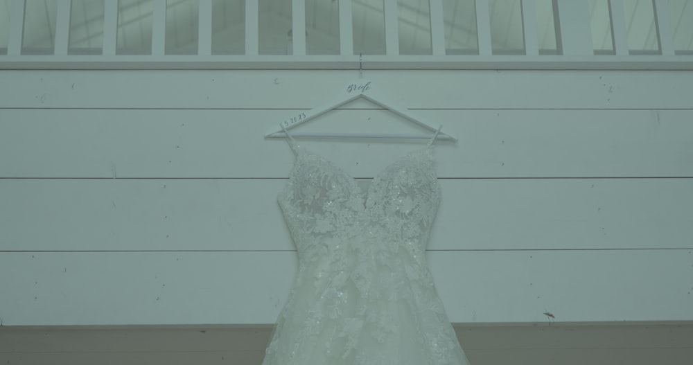 ein Brautkleid, das an einem Kleiderbügel hängt