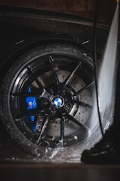 Nettoyage des jantes noir bmw avec un nettoyeur haute pression