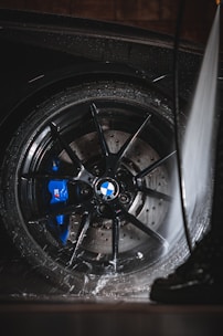 Nettoyage des jantes noir bmw avec un nettoyeur haute pression