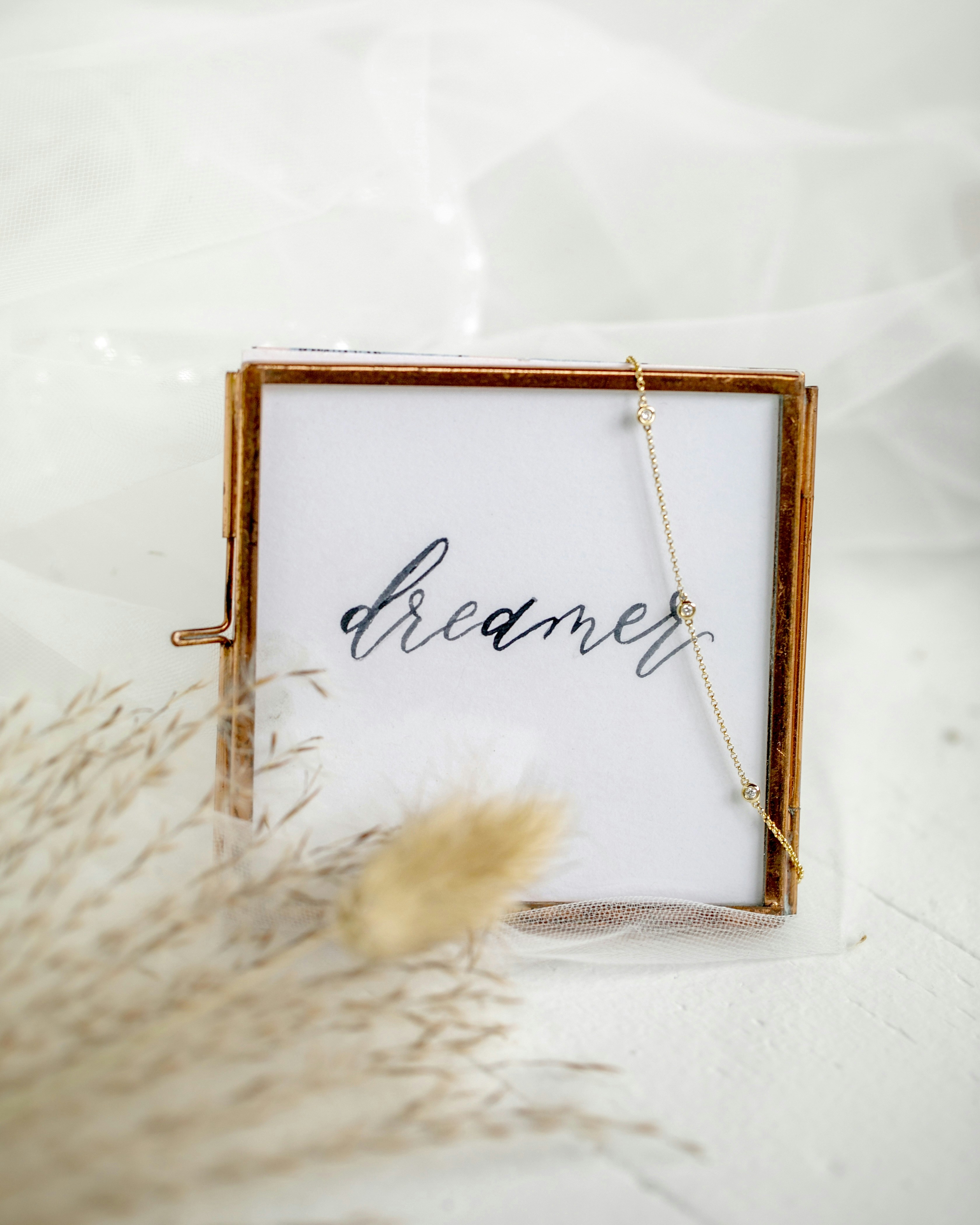 una cornice con un nome