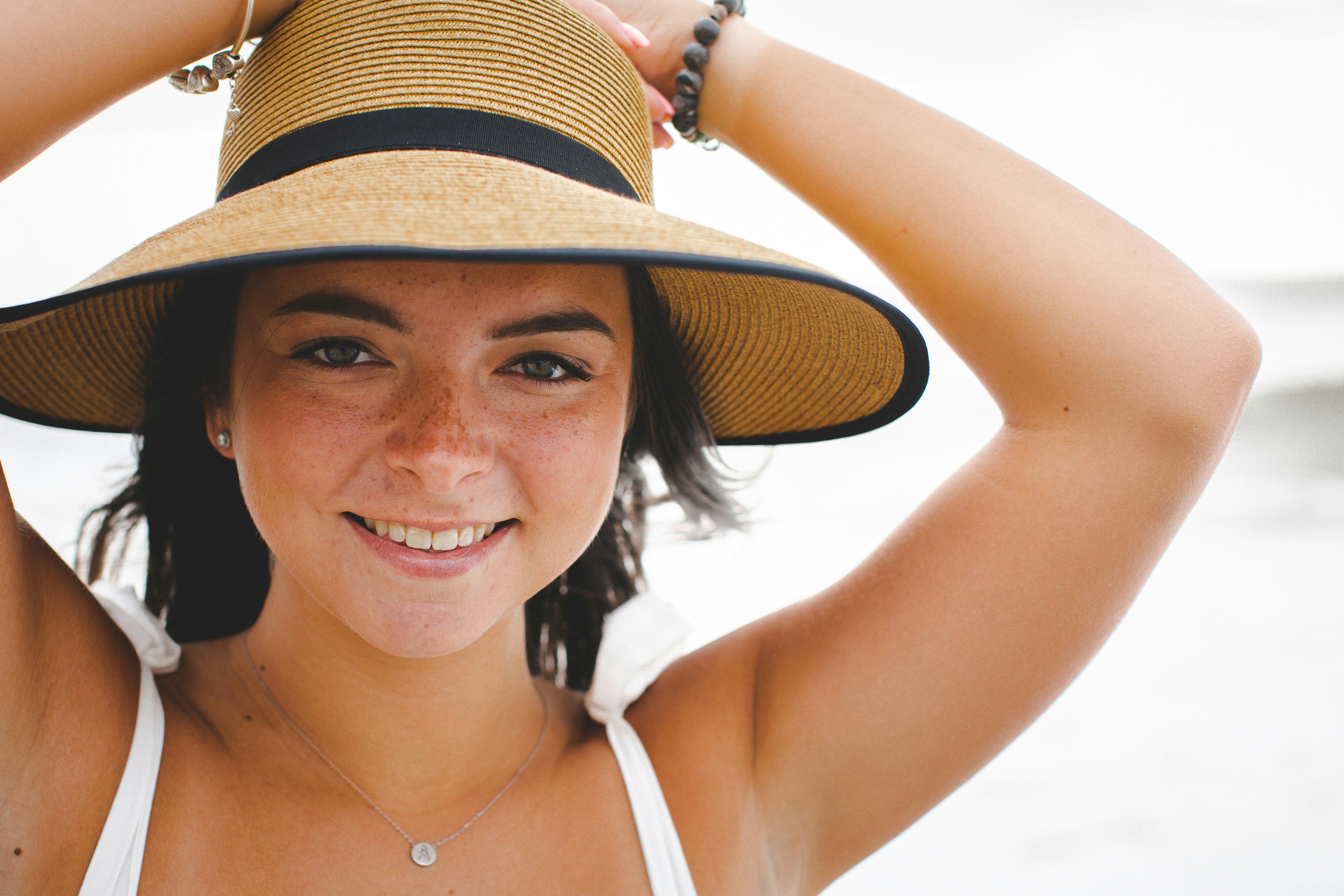 Teenager happy healthy skin, ilustrasi artikel Teen Skin Troubles? When to Book a Dermatologist Appointment 3