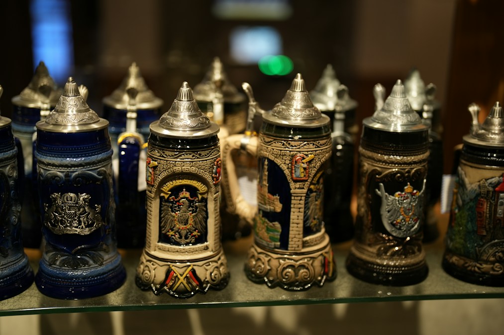 Une rangée de chopes à bière alignées sur une étagère, l’emblème de l’Oktoberfest de Bruxelles 2026