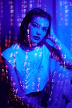 Agencia de marketing va woman sitting in a chair with a neon shirt on