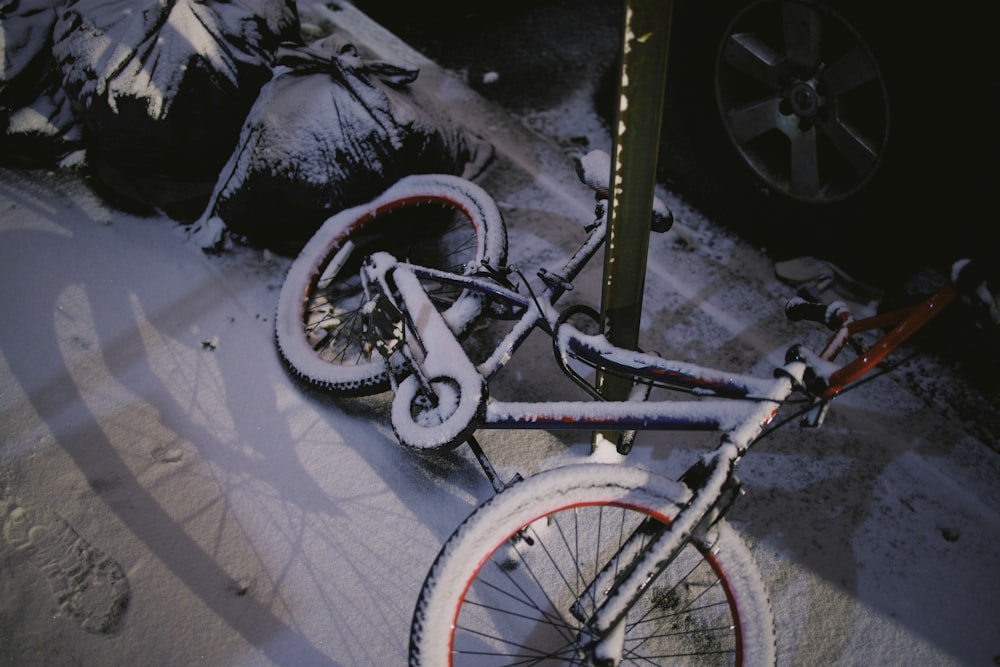 uma bicicleta que está sentada na neve