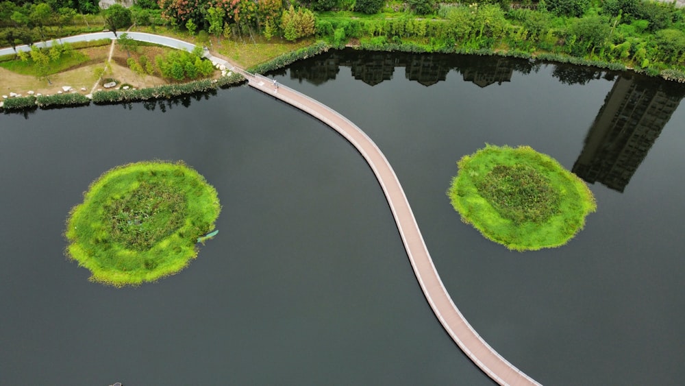 Luftaufnahme eines Sees und einer Brücke