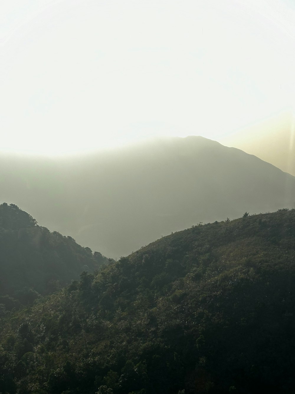 Una vista de una cadena montañosa en la distancia