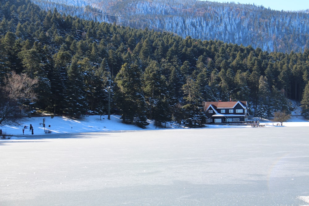 uma casa no meio de um lago congelado