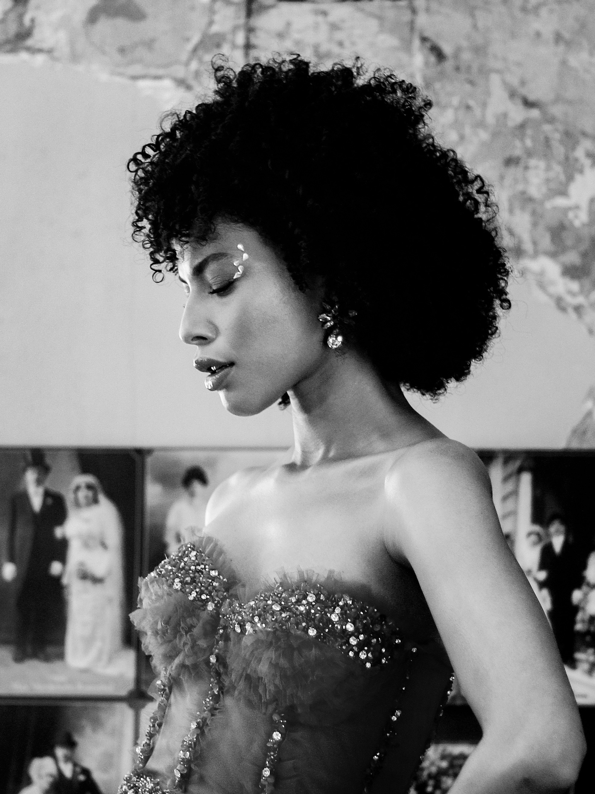 une femme dans une robe avec un grand afro
