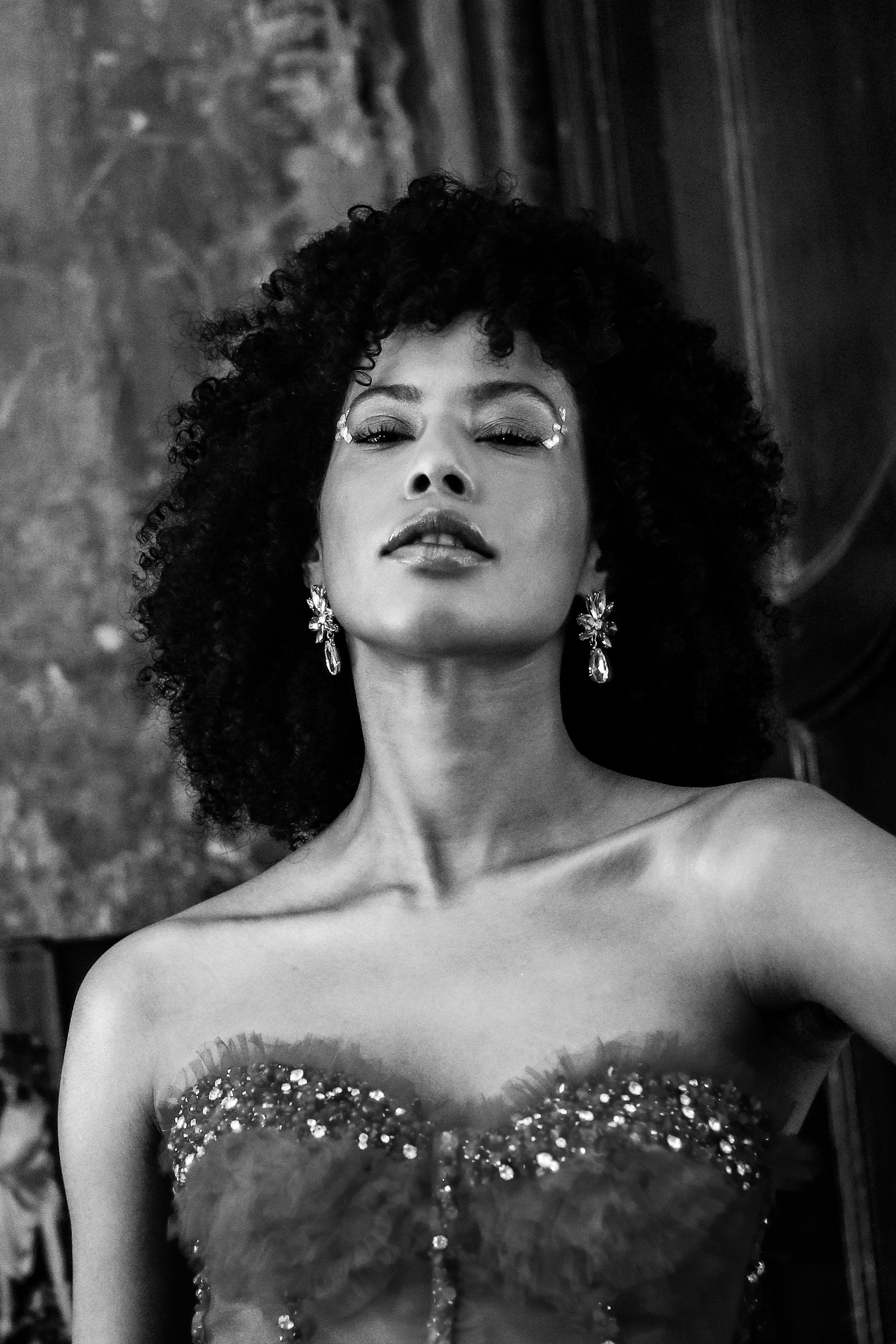 une femme en corset les yeux fermés