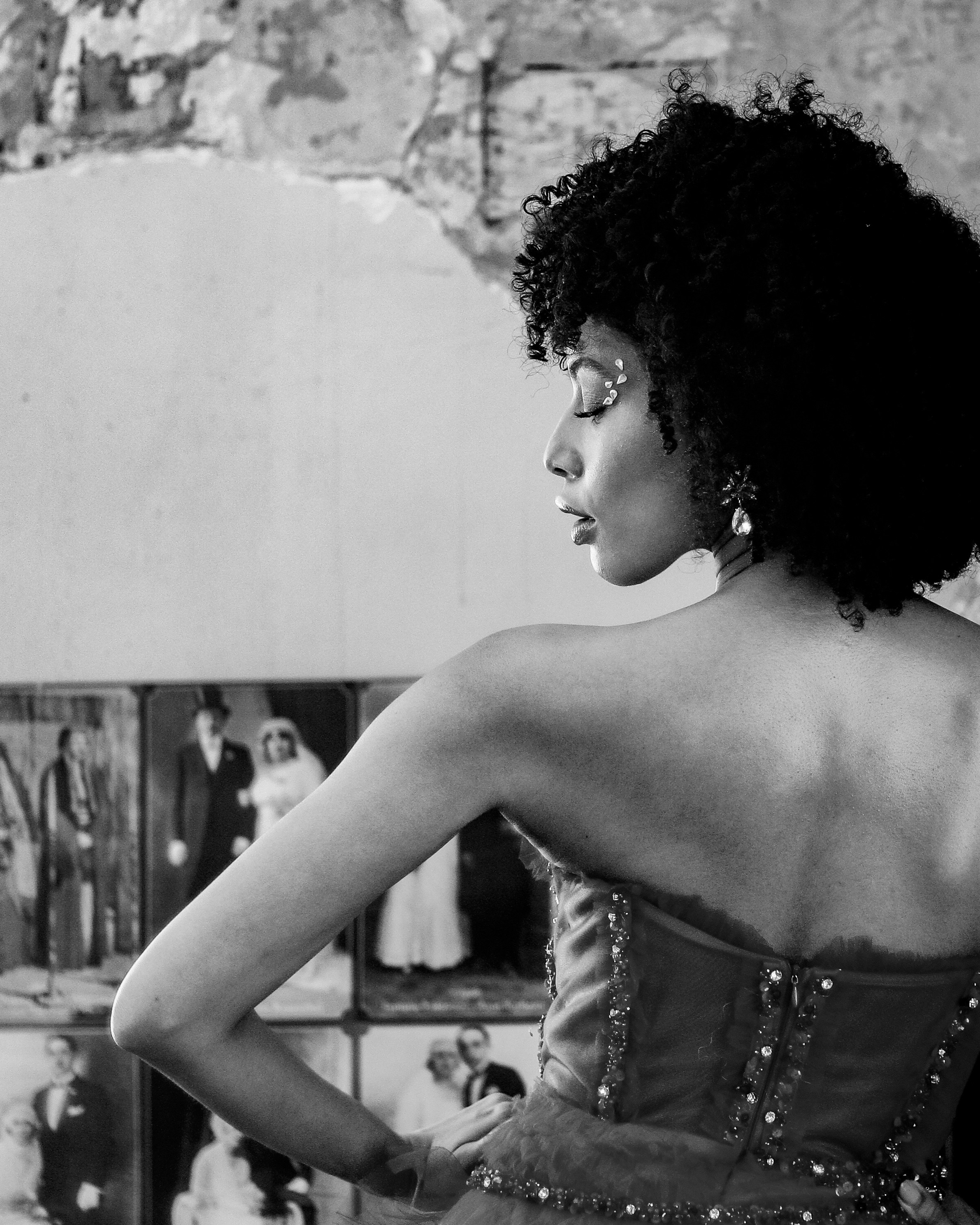 une femme en robe bustier regardant au loin