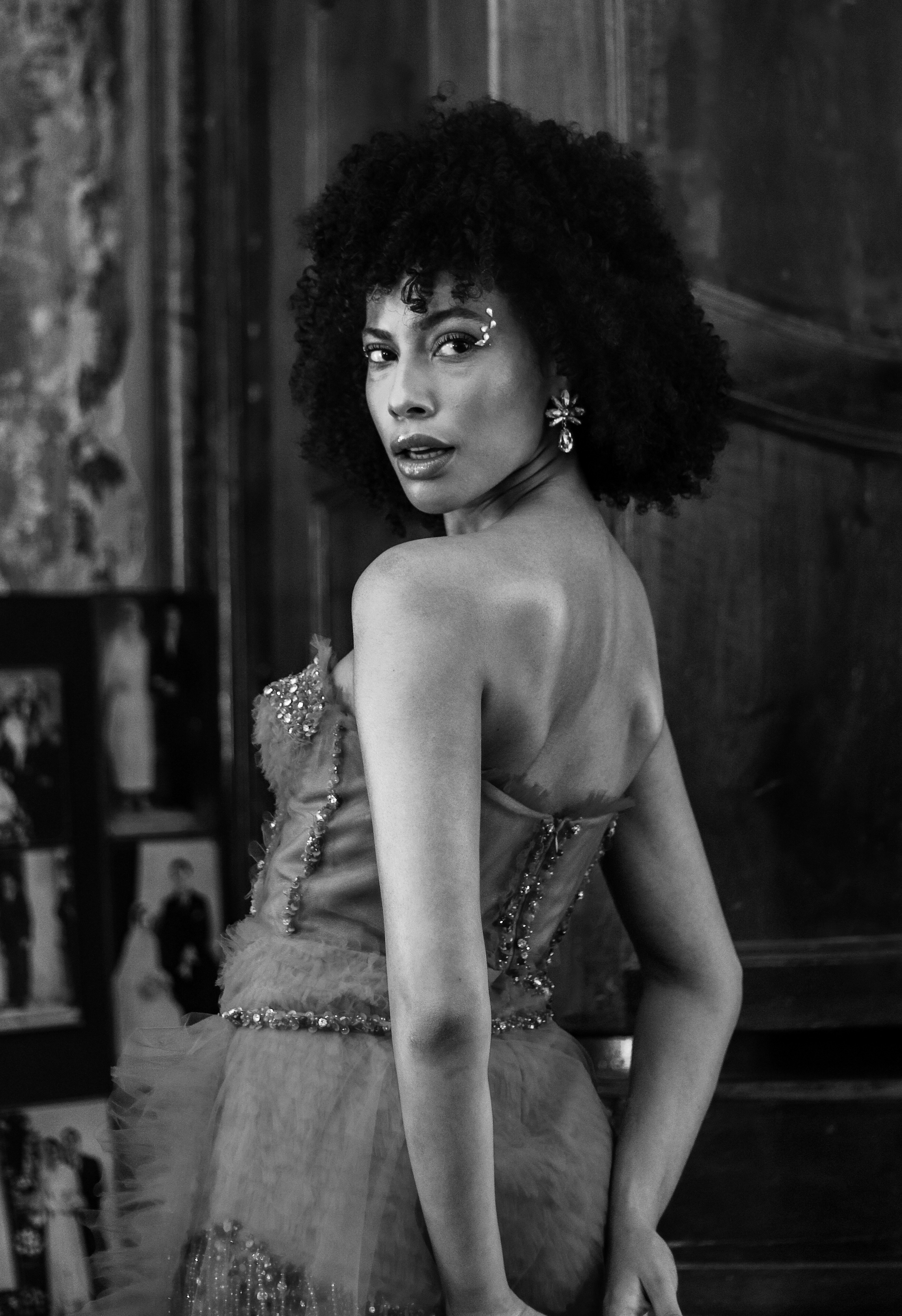 une photo en noir et blanc d’une femme en robe