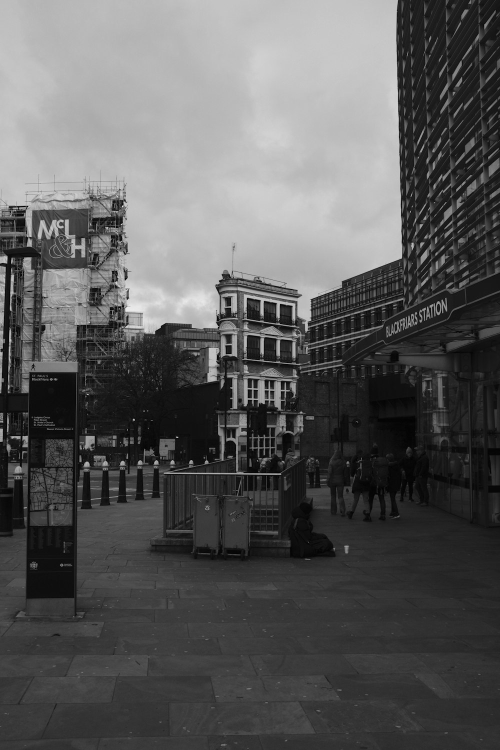 a black and white photo of a city street