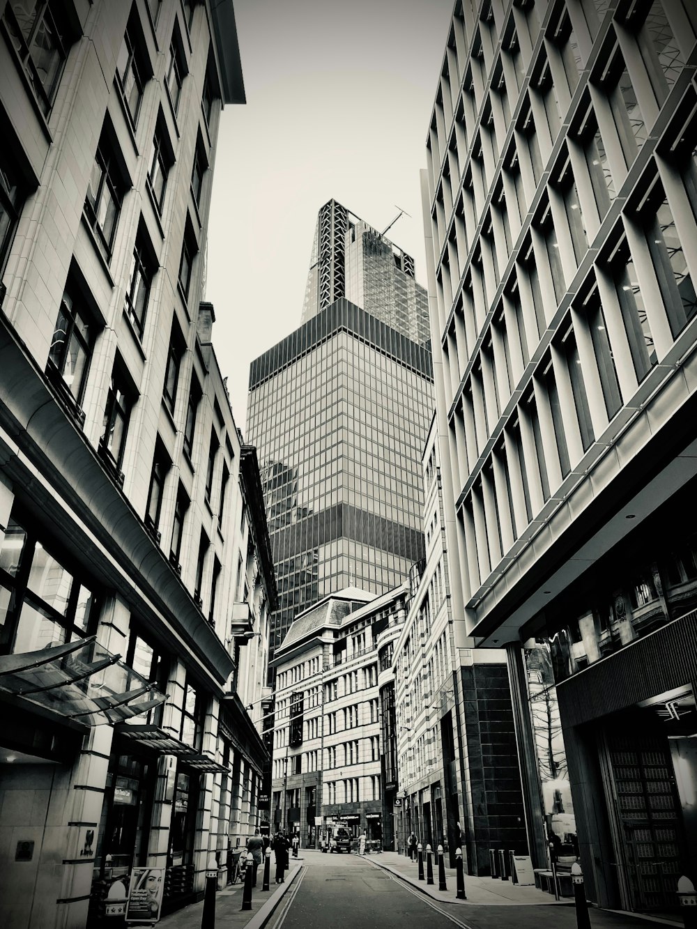 a black and white photo of a city street