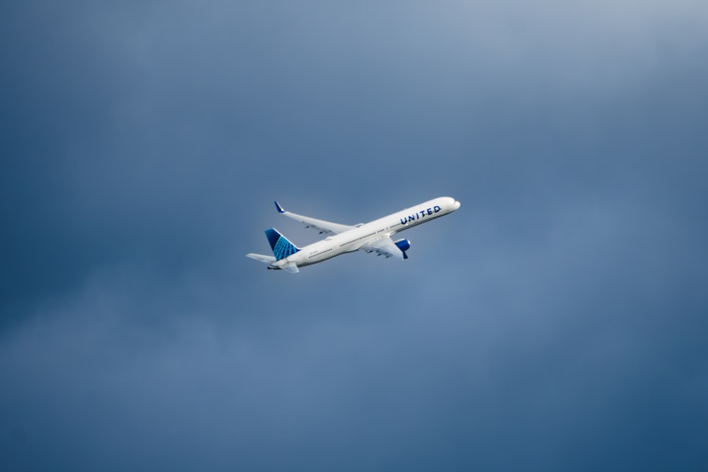구름 낀 푸른 하늘을 날고 있는 대형 여객기