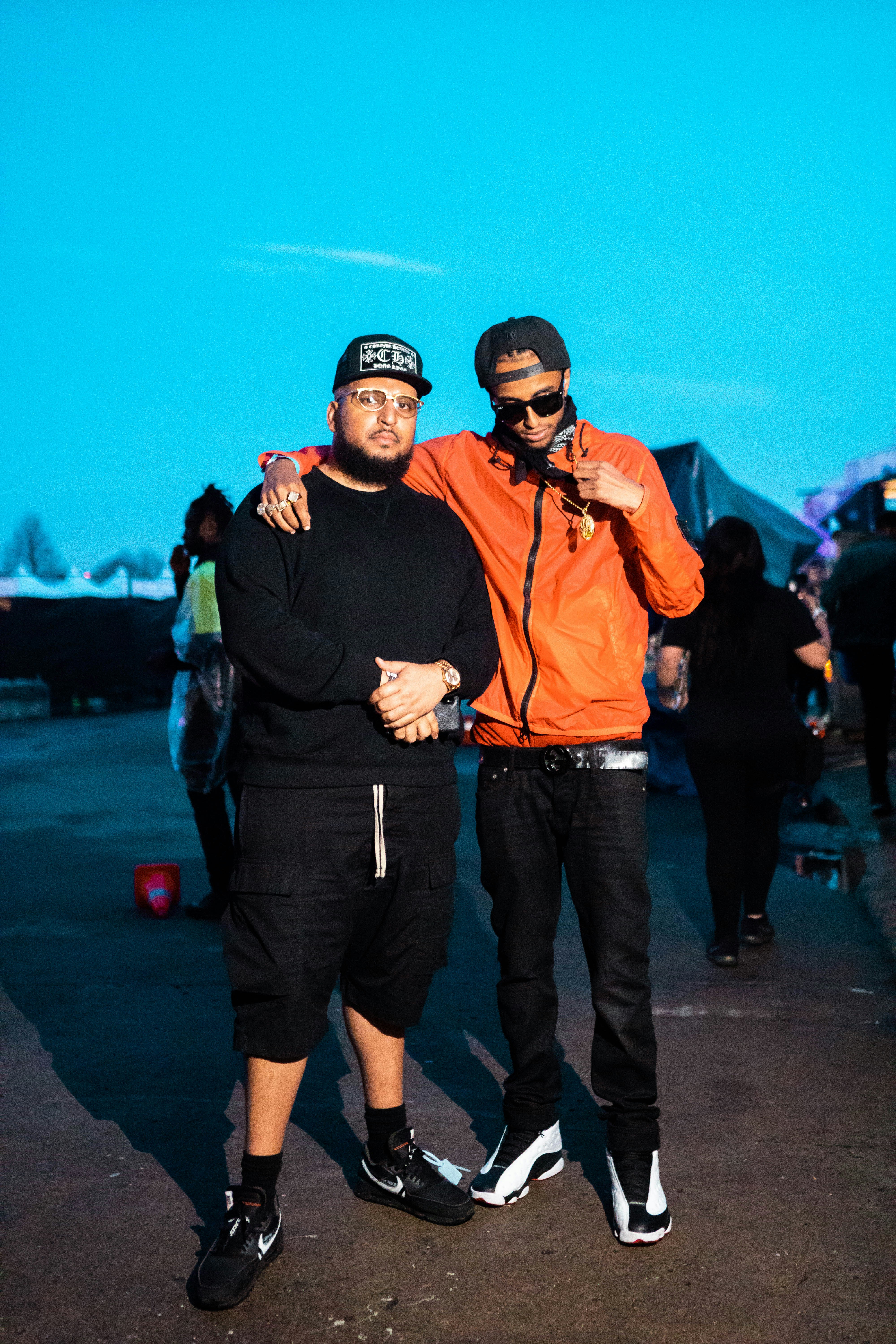 un couple d’hommes debout l’un à côté de l’autre