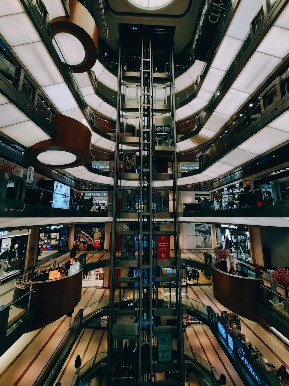 Una vista di un centro commerciale dalla cima della scala mobile